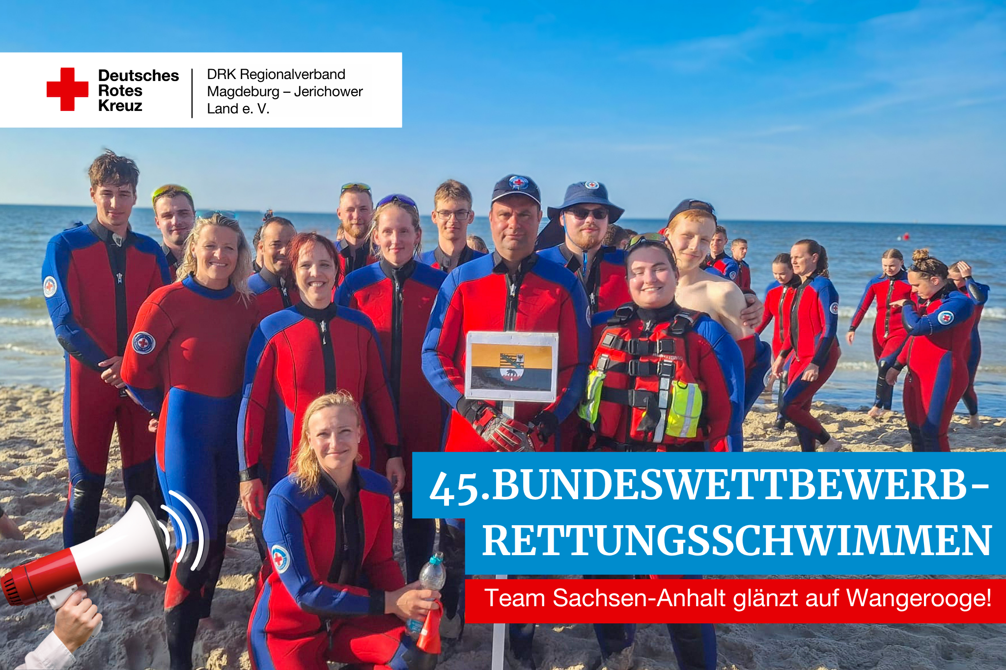 Gruppenfoto der DRK-Wasserwacht Jerichower Land im Neoprenanzug am Strand; vorn Textbanner „45. Bundeswettbewerb Rettungsschwimmen – Team Sachsen-Anhalt glänzt auf Wangerooge!“ und DRK-Logo oben links.