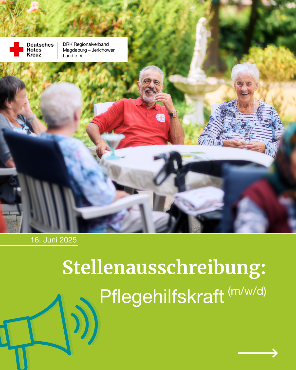 Mehrere Seniorinnen und Senioren und eine männliche DRK-Pflegehilfskraft sitzen gemeinsam draußen im Garten und unterhalten sich.