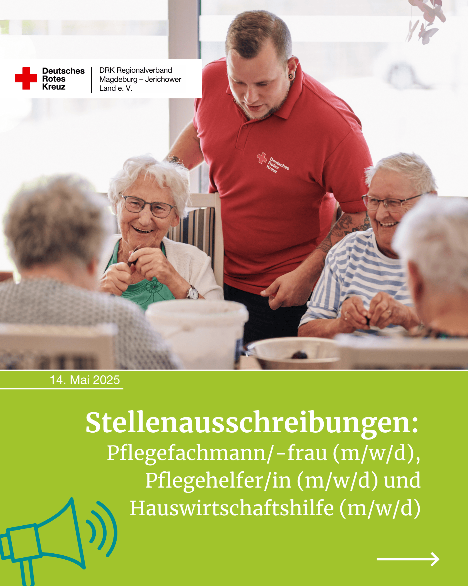 Ein junger DRK-Mitarbeiter spricht freundlich mit mehreren älteren Damen am Tisch. Die Grafik informiert über Stellenangebote in der Pflege und Hauswirtschaft beim DRK Magdeburg–Jerichower Land.