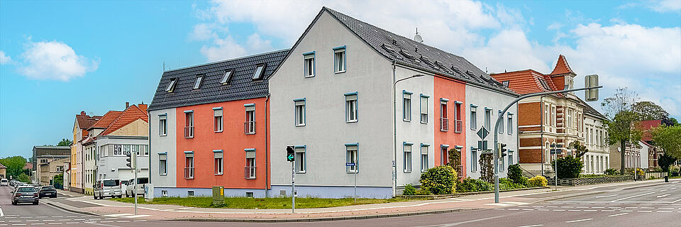 Außenansicht des DRK-Seniorenzentrums Genthin in der Werderstraße mit modernem Gebäude an einer Straßenkreuzung.