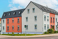 Außenansicht des DRK-Seniorenzentrums Genthin in der Werderstraße mit modernem Gebäude an einer Straßenkreuzung.