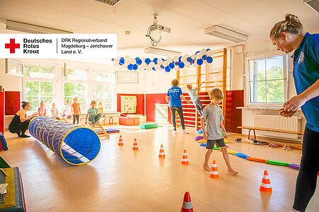 Kinder absolvieren einen Bewegungsparcours in der DRK-ITEK „Bambi“ beim Mini-Sportabzeichen Sportino.