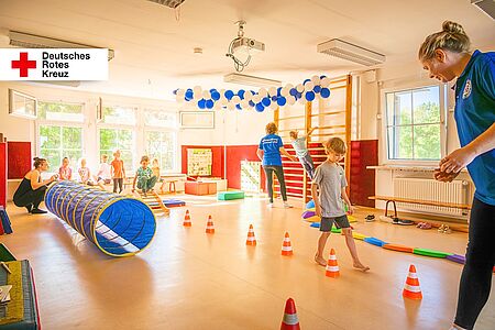 Kinder absolvieren einen Bewegungsparcours in der DRK-ITEK „Bambi“ beim Mini-Sportabzeichen Sportino.