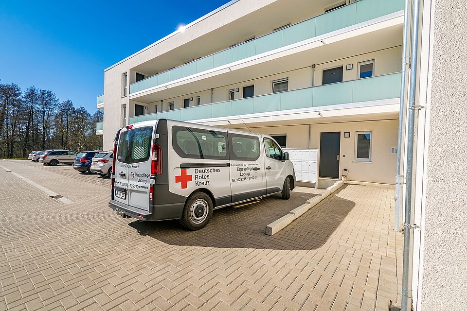 DRK-Bus der Tagespflege „Frohe Zukunft“ Loburg auf dem Parkplatz vor der Einrichtung.