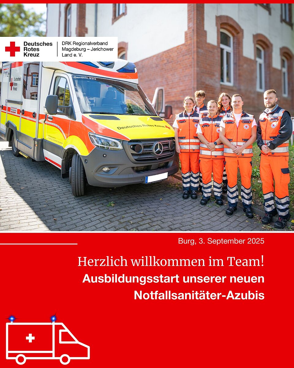 Gruppenfoto der neuen Notfallsanitäter-Azubis vor der Rettungswache Burg mit dem RTW Genthin 83/1.
