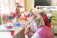 Ein Mädchen hilft einer Seniorin beim Basteln im DRK-Seniorenzentrum Genthin.