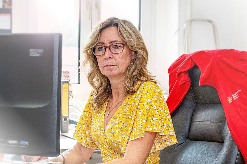 Janett Blut, Sekretariat des DRK Regionalverbands Magdeburg–Jerichower Land e. V., am Arbeitsplatz vor dem Computer.