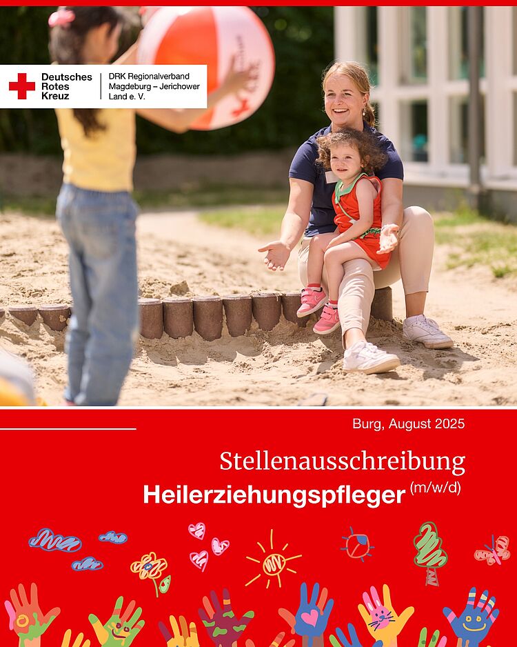 Erzieherin mit Kind im Sandkasten, während ein anderes Kind einen Ball wirft.