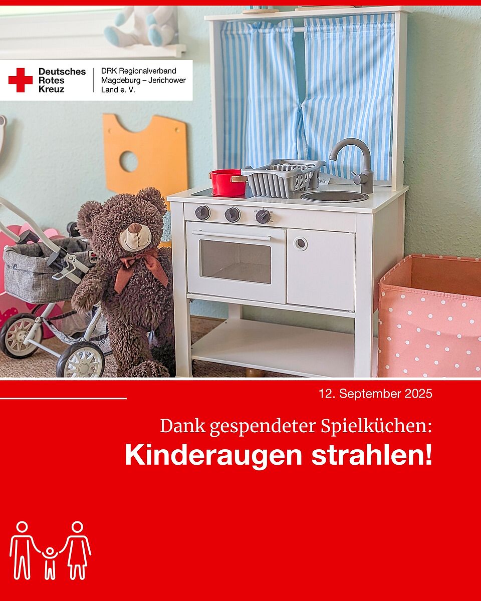 Kinderküche mit Spielzeug-Teddy und Kinderwagen in der DRK-Kita „Gänseblümchen“ Hohenwarthe, als Teil der Spendenaktion von AllesRetter-Magdeburg e.V. und IKEA Magdeburg.