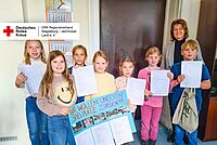 Kinder des DRK-Hortes „Ludwig Uhland“ mit Unterschriftenlisten und Plakat im Rathaus Genthin.
