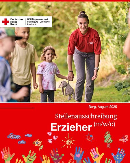 Eine Erzieherin betreut Kinder beim Spielen in der Natur.