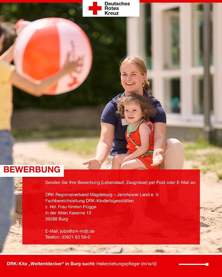 Erzieherin mit Kind im Sandkasten, daneben Bewerbungsinformationen zur Stellenausschreibung.