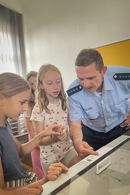Hortkinder entdecken die kriminalistische Spurensicherung Ein Polizeibeamter erklärt Kindern des DRK-Hortes „Ludwig Uhland“ die Aufnahme und Auswertung von Fingerabdrücken.