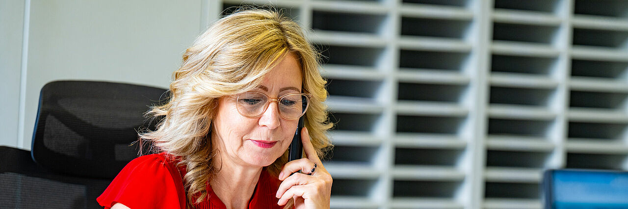 Janett Blut, Sekretariat des DRK Regionalverbands Magdeburg–Jerichower Land e. V., am Arbeitsplatz vor dem Computer.
