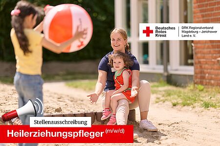 Erzieherin mit Kind auf dem Schoß im Sandkasten, während ein anderes Kind einen Ball hält.