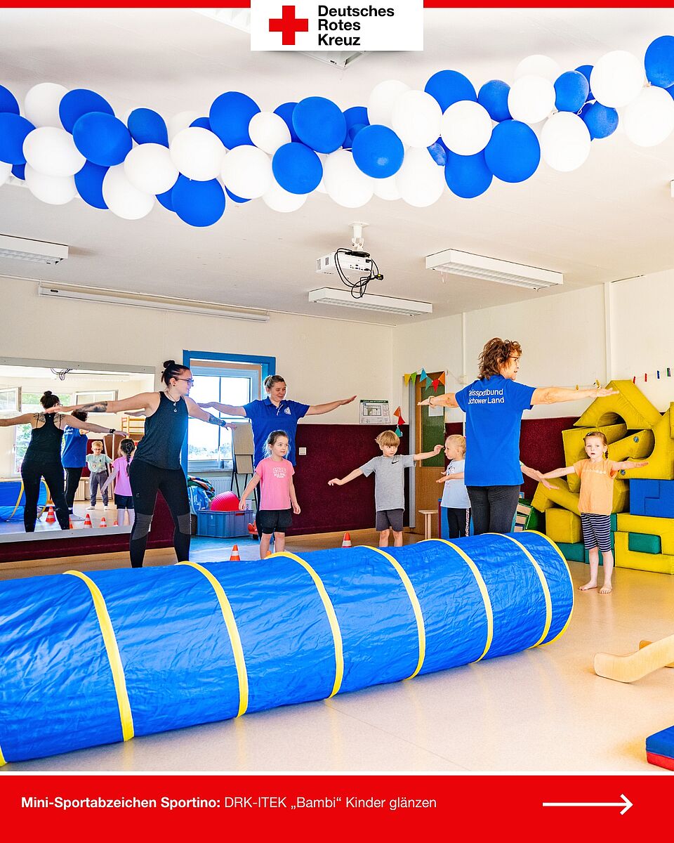 Kinder und Erzieherinnen strecken die Arme zur Seite und machen Aufwärmübungen beim Mini-Sportabzeichen Sportino.