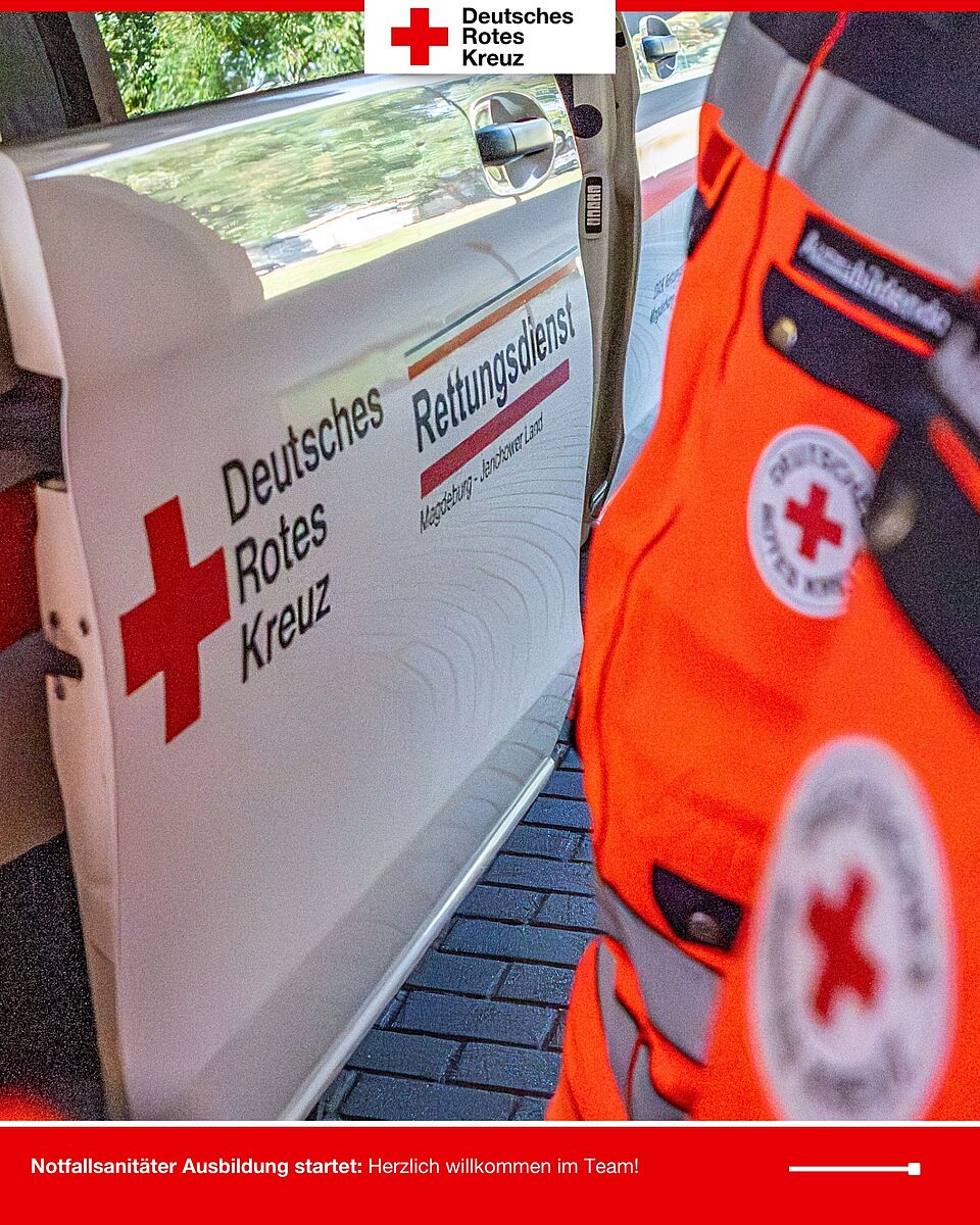 Detailaufnahme mit Aufschrift „Auszubildender“ auf der DRK-Dienstkleidung.