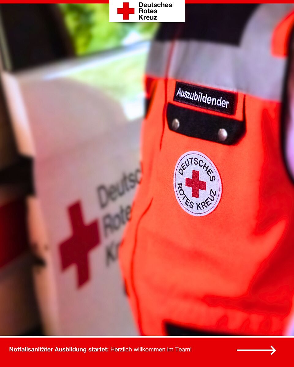 Detailaufnahme der DRK-Dienstkleidung eines neuen Notfallsanitäter-Azubis mit Aufschrift „Auszubildender“.