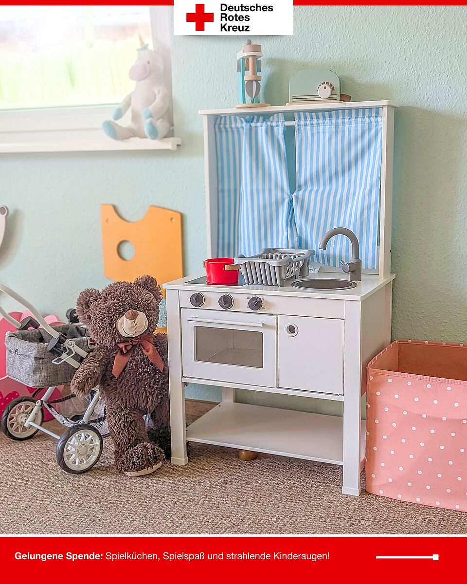 Detailaufnahme einer gespendeten Kinderküche mit Spielzeug-Teddy in der DRK-Kita „Gänseblümchen“ Hohenwarthe.