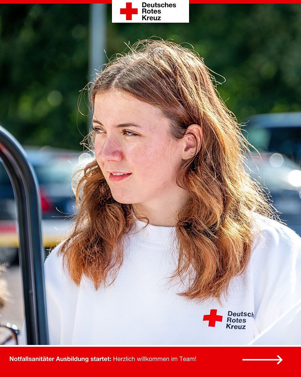 Porträtaufnahme einer neuen Notfallsanitäter-Auszubildenden in DRK-Dienstkleidung.