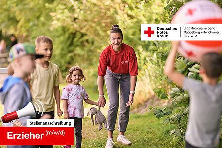 Kinder spielen draußen, DRK-Erzieherin betreut sie, Text: Stellenausschreibung Erzieher.