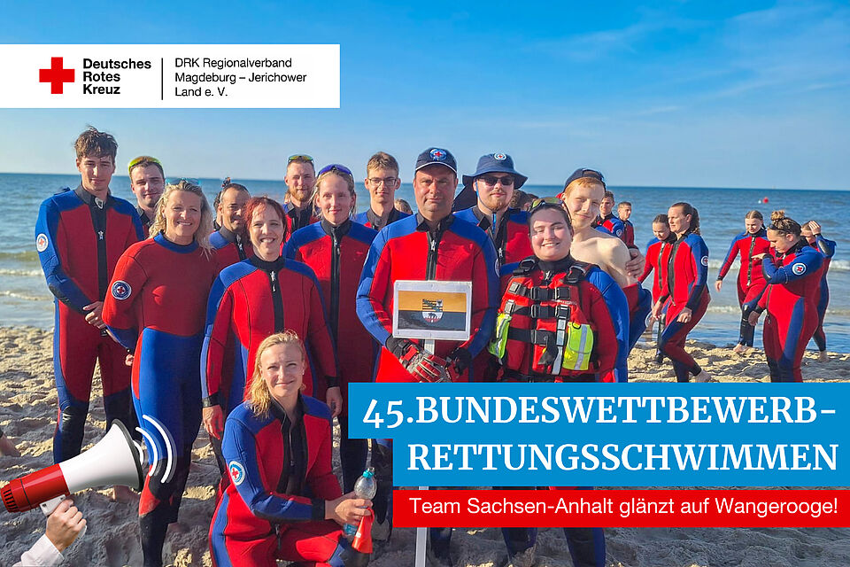 Gruppenfoto der DRK-Wasserwacht Jerichower Land im Neoprenanzug am Strand; vorn Textbanner „45. Bundeswettbewerb Rettungsschwimmen – Team Sachsen-Anhalt glänzt auf Wangerooge!“ und DRK-Logo oben links.