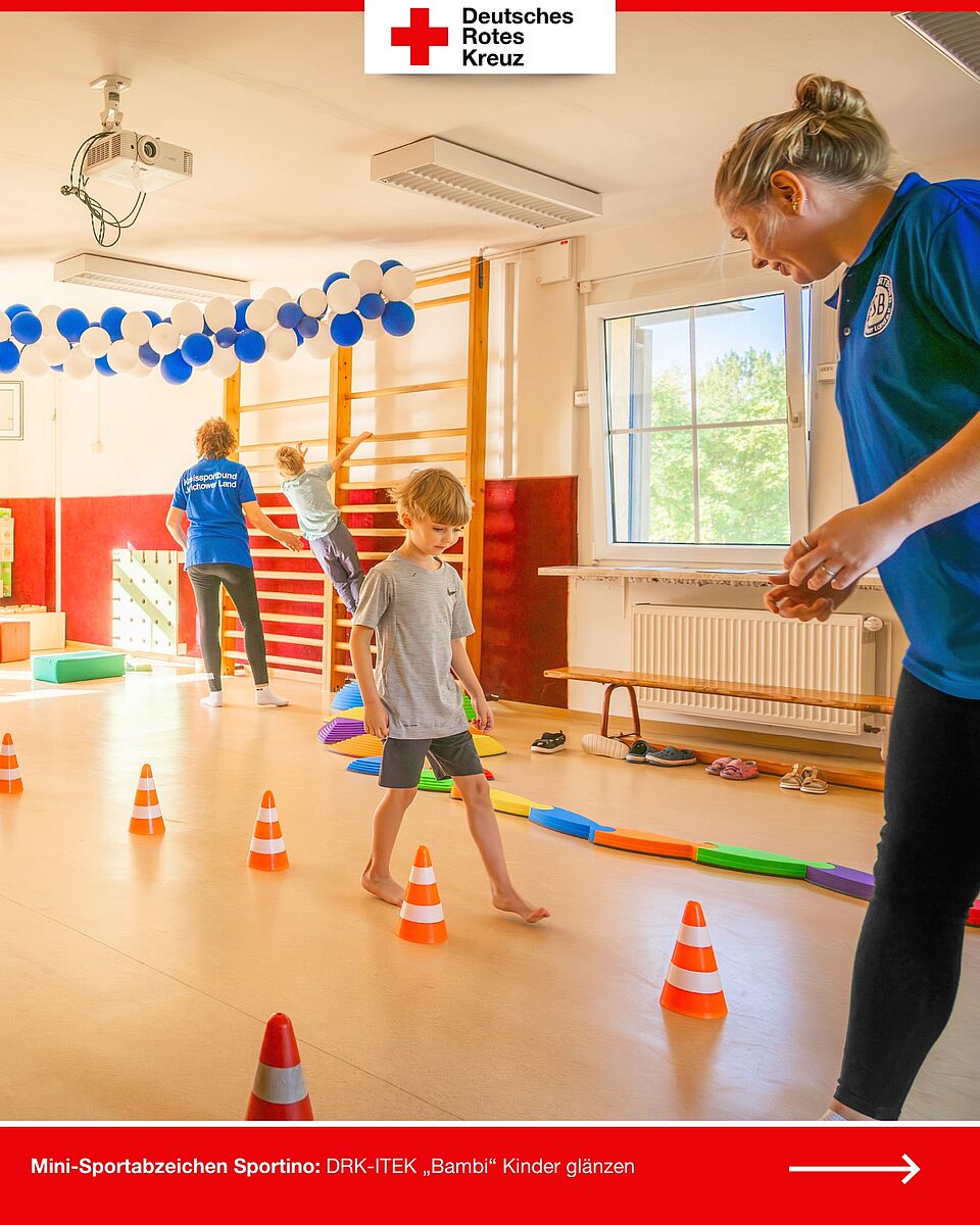 Ein Kind balanciert konzentriert zwischen aufgestellten Hütchen im Parcours des Mini-Sportabzeichens Sportino.