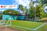 Übersicht des neuen Kunstrasenplatzes der DRK-Kita „Gänseblümchen“ mit zwei kleinen Toren.