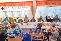 Titelbild zum Grillfest 2025 des DRK-Seniorenzentrums Möckern: Bewohnerinnen und Bewohner sitzen gemeinsam an einer langen Tafel.