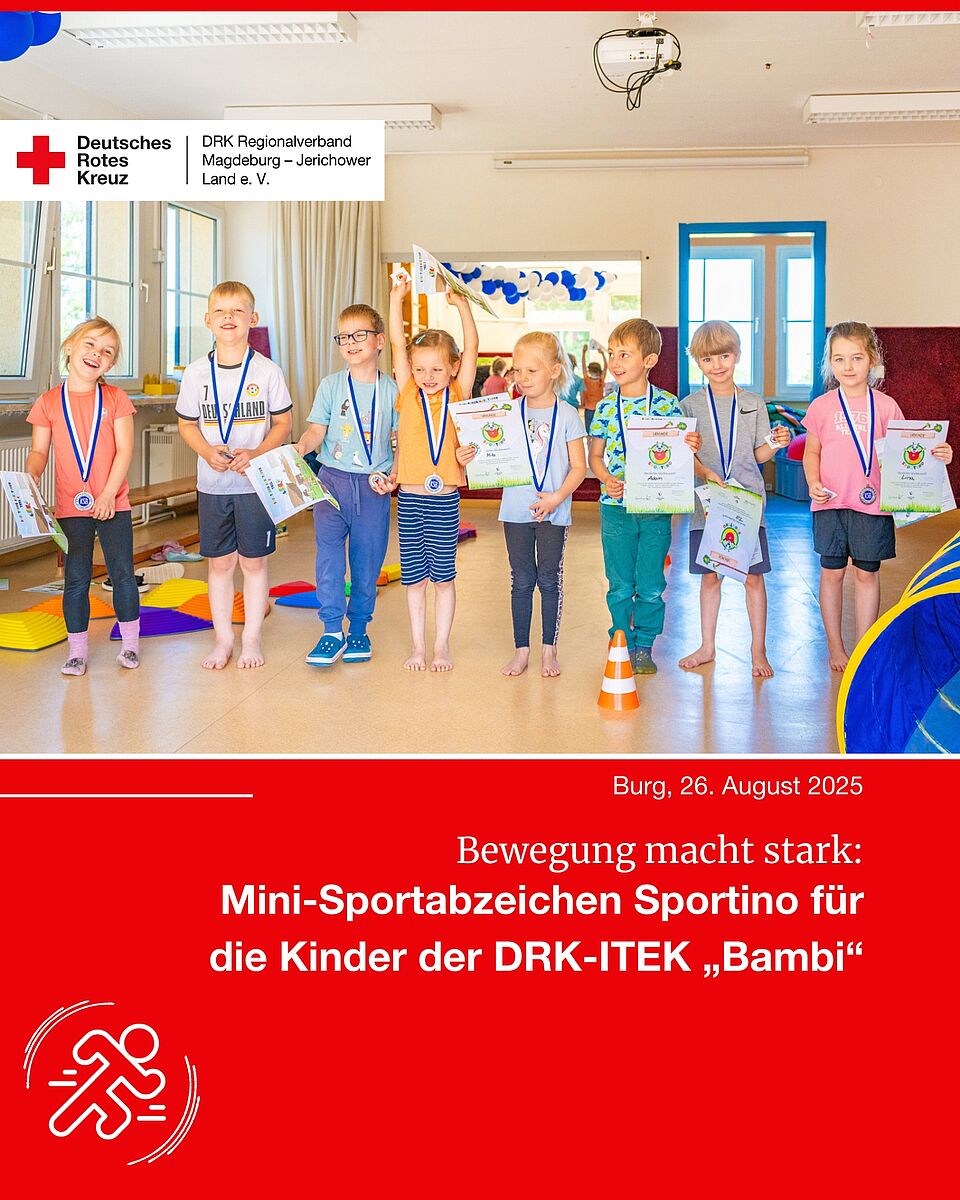 Kinder der DRK-ITEK „Bambi“ halten stolz ihre Urkunden und Medaillen nach dem Mini-Sportabzeichen Sportino hoch.