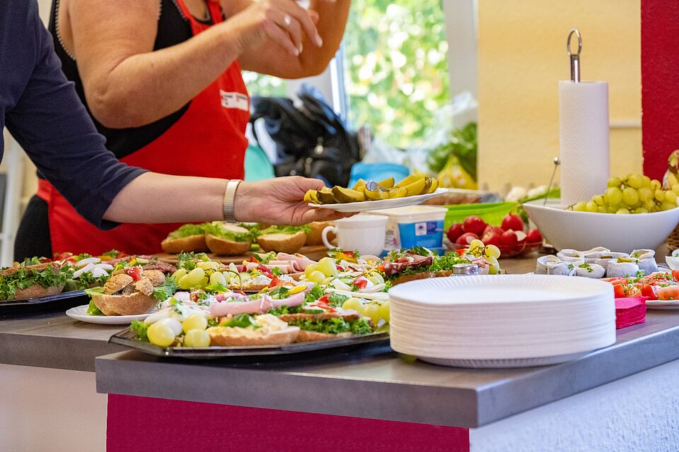 Teller mit belegten Brötchen, Obst und Snacks zur Verpflegung nach der Blutspende beim DRK Regionalverband in der Geschäftsstelle, In der Alten Kaserne 13 in 39288 Burg