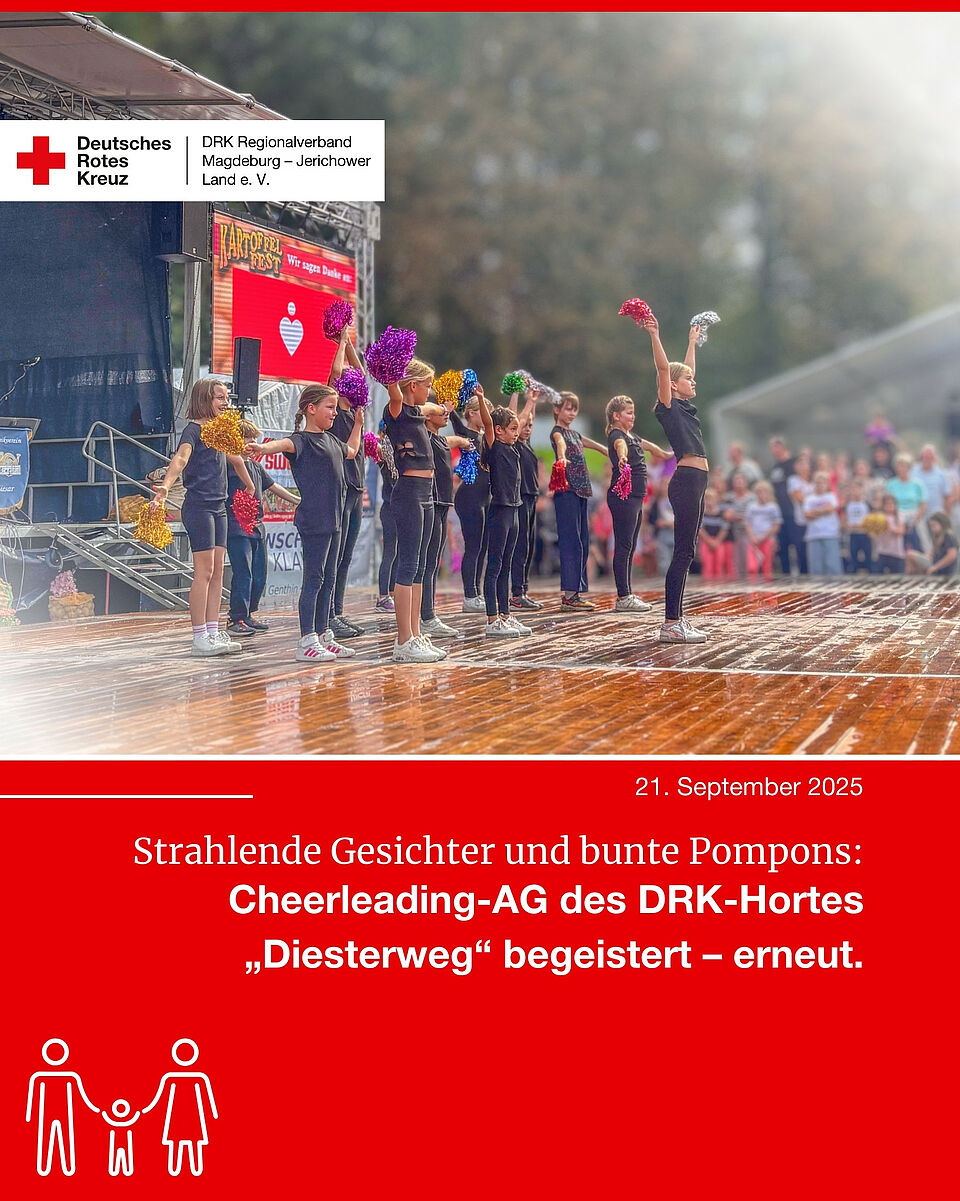 Kinder der Cheerleading-AG des DRK-Hortes „Diesterweg“ heben beim Auftritt auf dem Kartoffelfest ihre bunten Pompons in die Höhe.