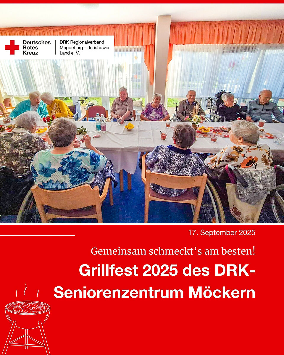 Bewohnerinnen und Bewohner sitzen beim Grillfest 2025 im DRK-Seniorenzentrum Möckern gemeinsam an einer festlich gedeckten Tafel.