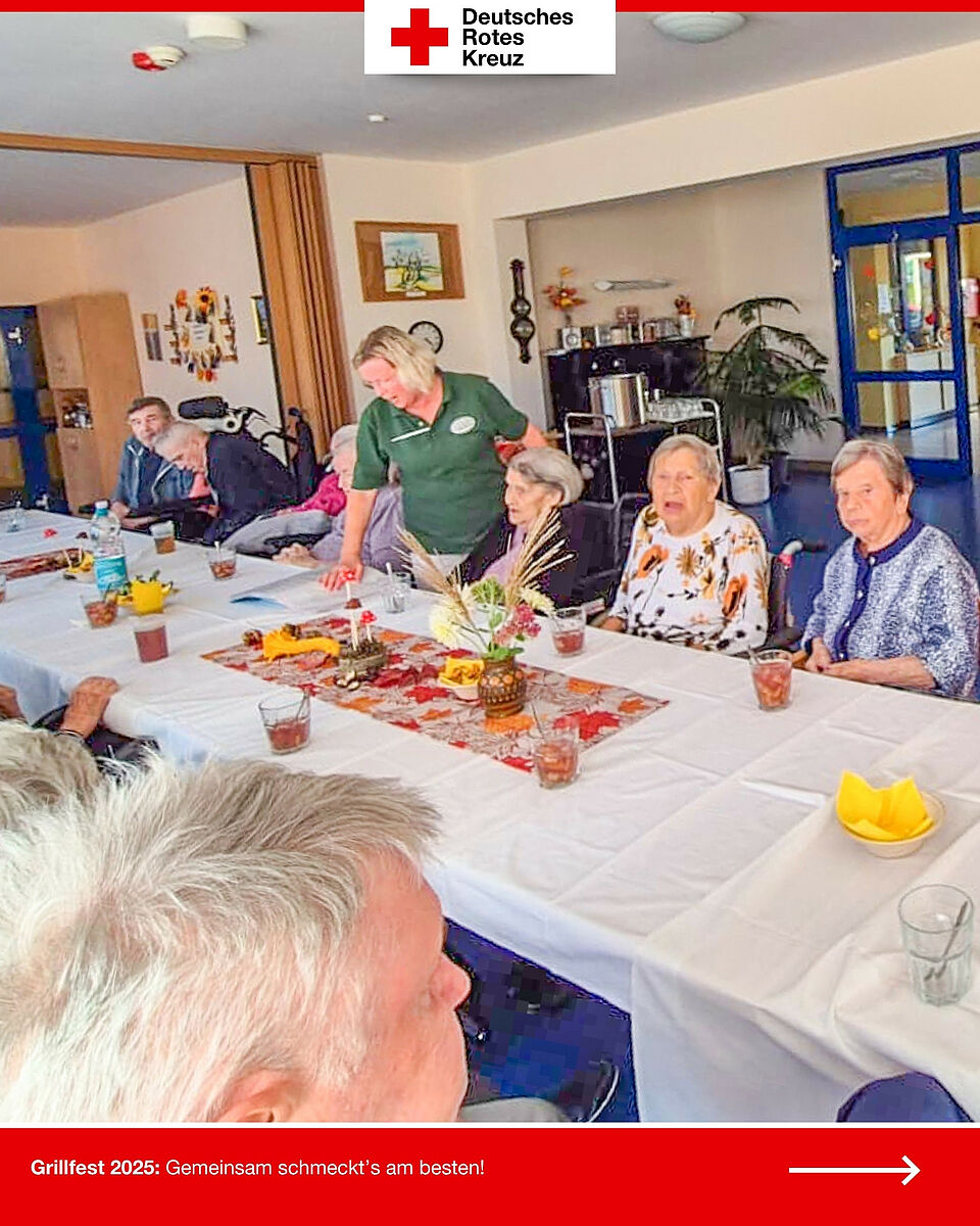 Bewohnerinnen und Bewohner des DRK-Seniorenzentrums Möckern unterhalten sich beim Grillfest 2025 in gemütlicher Runde.