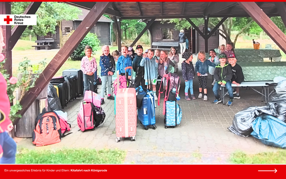 Kinder der DRK-Kita „Rasselbande“ stehen mit Koffern und Rucksäcken unter einem Pavillon auf dem Hof in Königsrode – kurz nach ihrer Anreise zur fünftägigen Kitafahrt.