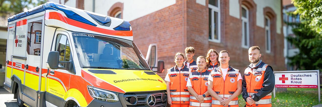 Gruppenfoto der neuen Notfallsanitäter-Azubis des DRK-Rettungsdienstes vor einem Rettungswagen in Burg.