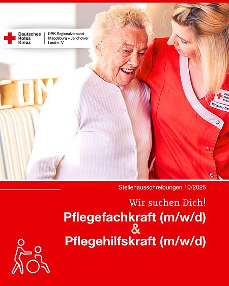 Eine Pflegekraft des DRK in roter Dienstkleidung begleitet eine Seniorin, beide lächeln und gehen gemeinsam durch den Wohnbereich des Seniorenzentrums Möckern.