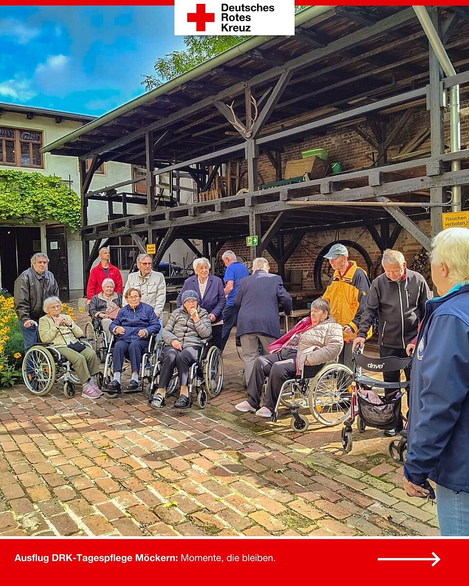 Seniorinnen und Senioren der DRK-Tagespflege Möckern im Hof der historischen Gerberei in Burg.