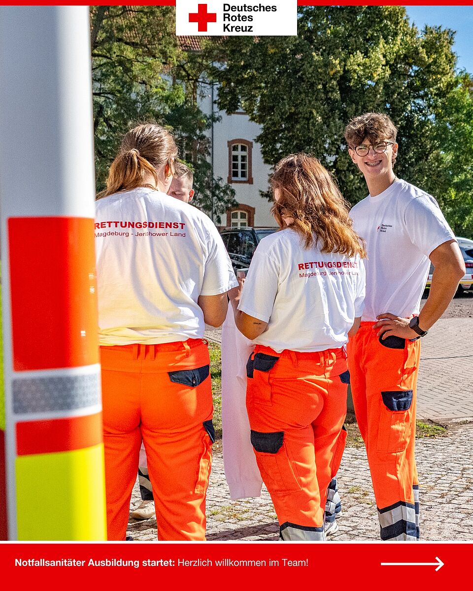 Gruppe neuer Notfallsanitäter-Azubis im Gespräch während der Einweisung.