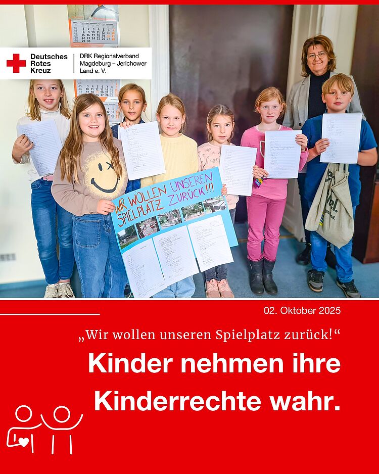 Kinder des DRK-Hortes „Ludwig Uhland“ mit Plakat und Unterschriftenlisten im Rathaus Genthin.