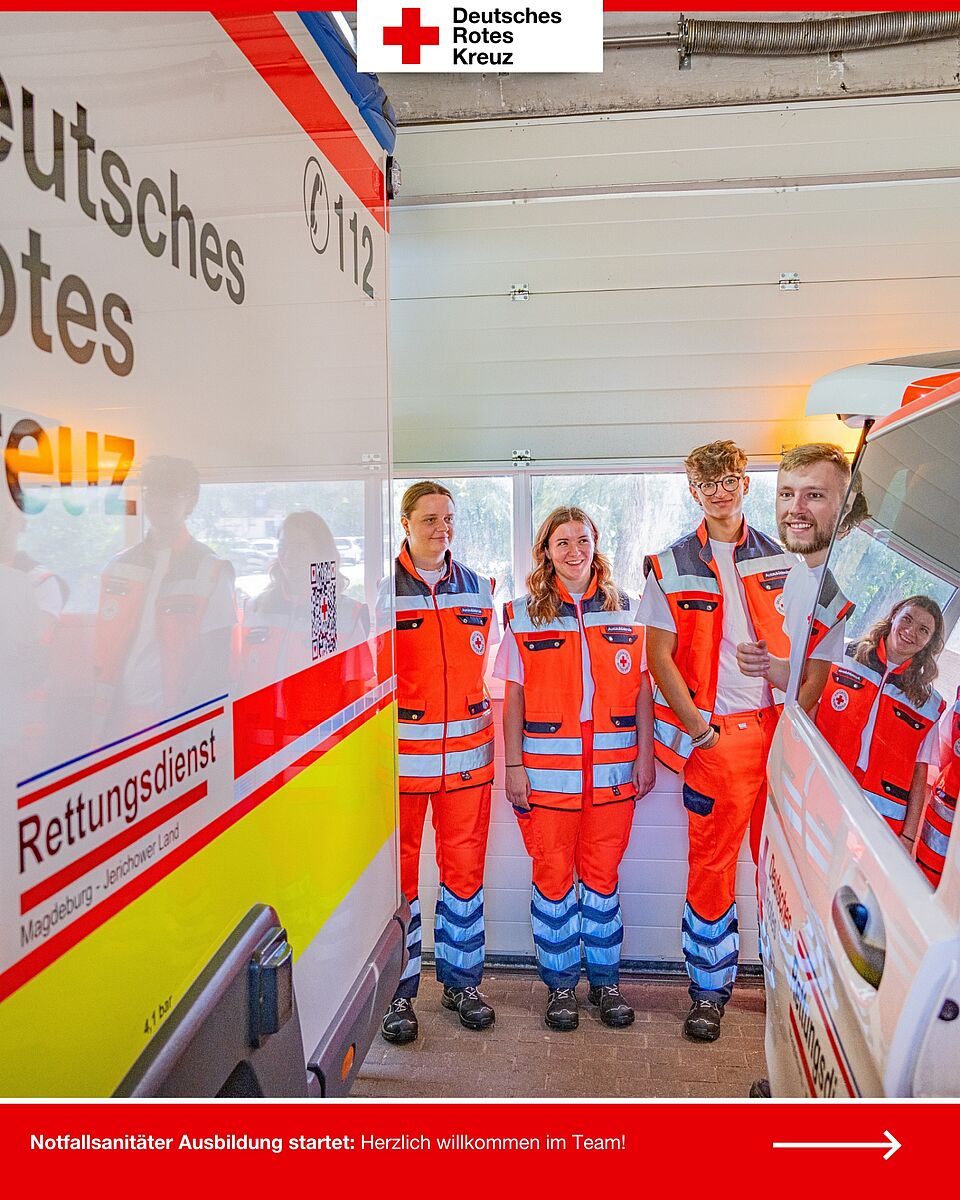 Gruppe neuer Notfallsanitäter-Azubis bei der Einweisung am NEF (Notarzteinsatzfahrzeug).