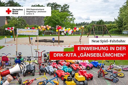 Offizielles Veranstaltungsbild mit Kinderfahrzeugen vor der neuen Spiel-Fahrbahn der DRK-Kita „Gänseblümchen“, Luftballons und DRK-Bildmarke.