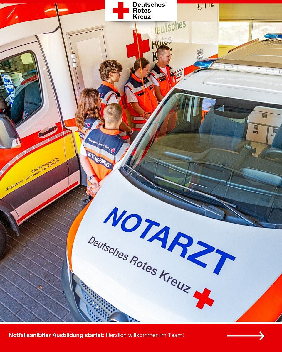 Neue Notfallsanitäter-Azubis bei der Praxis-Einweisung am NEF (Notarzteinsatzfahrzeug).