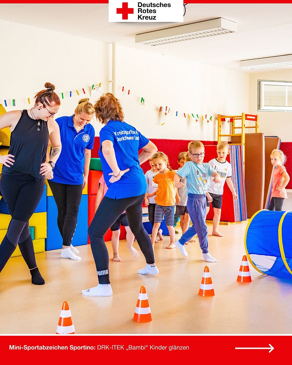 Die Kinder der DRK-ITEK „Bambi“ wärmen sich auf, um den abwechslungsreichen Bewegungsparcours des Mini-Sportabzeichens Sportino zu bestehen.