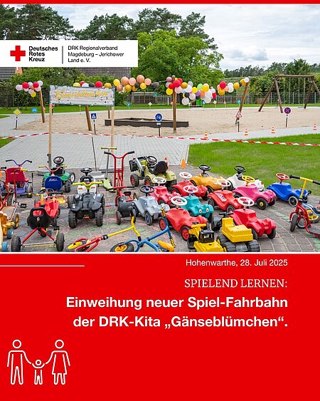 Bunte Kinderfahrzeuge und Roller stehen aufgereiht auf dem neu angelegten Parcours der DRK-Kita „Gänseblümchen“ vor Luftballons und Verkehrsschildern.