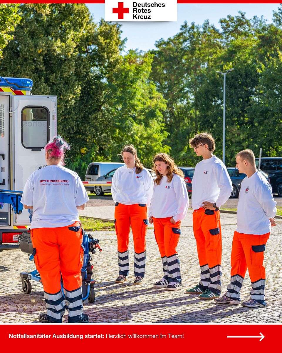 Neue Notfallsanitäter-Azubis bei der ersten praktischen Einweisung am Rettungswagen.